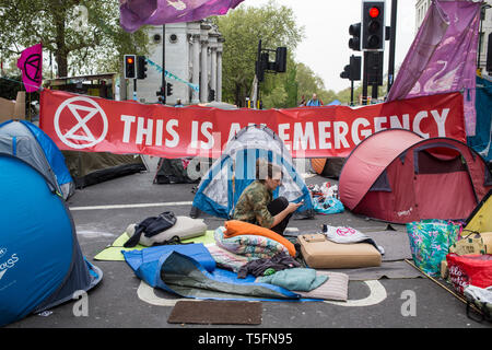 London UK am 23. April 2019 ein Demonstrant in Marble Arch am neunten koordinierten Protest vom Aussterben Rebellion Gruppe. Stockfoto