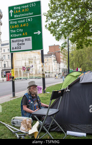 London UK am 23. April 2019 ein Demonstrant in Marble Arch am neunten koordinierten Protest vom Aussterben Rebellion Gruppe. T Stockfoto