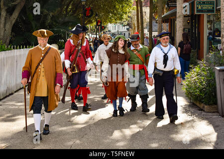 St. Augustine, Florida. Januar 26, 2019. Die Menschen im 17. Jahrhundert Kleidung an der alten Stadt in Florida's historische Küste. Stockfoto