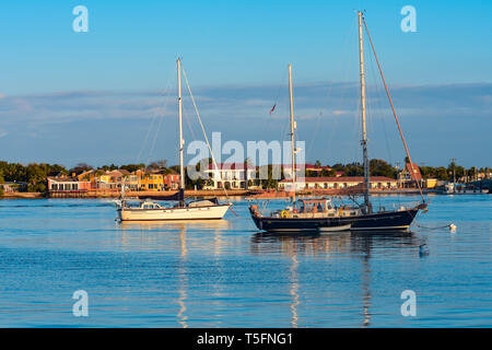 St. Augustine, Florida. Januar 26, 2019. Segelboote auf blaues Meer und Sonnenuntergang Hintergrund in Florida's historische Küste (1) Stockfoto