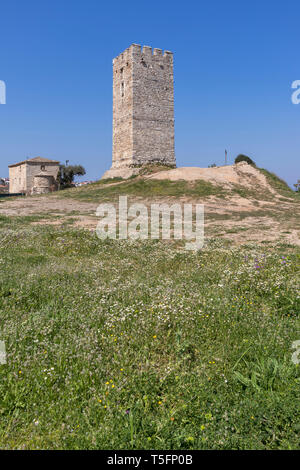 Alten byzantinischen Turm in Stadt Nea Fokea, Kassandra, Chalkidiki, Zentralmakedonien, Griechenland Stockfoto