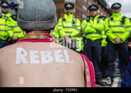 London, UK, 24. April 2019 ein Demonstrant in Marble Arch am zehnten koordinierten Protest vom Aussterben Rebellion Gruppe. Stockfoto