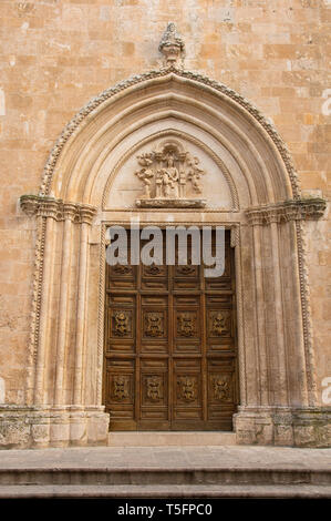 Italien, Ostuni, Fassade der Kathedrale. Detail der Eingang