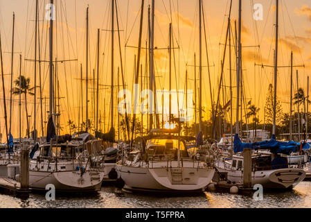 Yachten bei Sonnenuntergang am Ala Wai kleines Boot Hafen in Honolulu, Hawaii Stockfoto