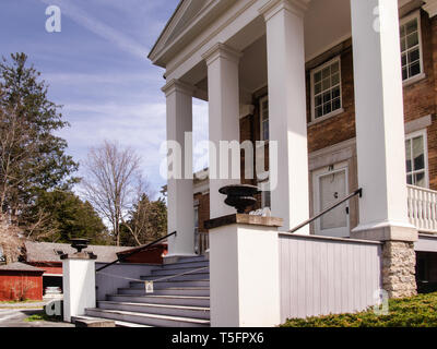 Marcellus, New York, USA. April 17, 2019. Vorderen Stufen des Tefft-Steadman Haus, auf das nationale Register der historischen Plätze, Stockfoto