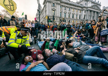 London, Großbritannien. 17 Apr, 2019. Aussterben Rebellion Demonstranten Parliament Square, London UK. Quelle: Wladimir Morosow/akxmedia Stockfoto