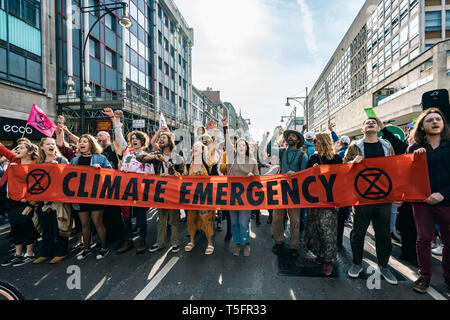 London, Großbritannien. 17 Apr, 2019. Aussterben Rebellion Demonstranten in Oxford Circus, London UK. Quelle: Wladimir Morosow/akxmedia Stockfoto