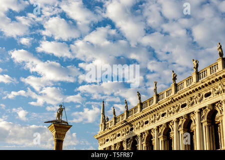 Die Säule der Hl. Theodoros der ersten Schutzheiligen von Venedig steht am Eingang der Piazzetta San Marco, Venedig Italien. Stockfoto