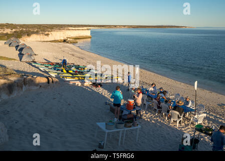 Sea Kayak Gruppe Campingplatz in der Bucht von Loreto Nat. Park, Baja California Sur, Mexiko. Stockfoto