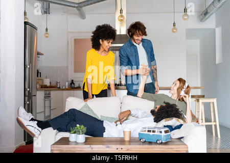 Freunde treffen Urlaub planen Stockfoto