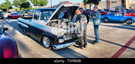 Kennedale, Texas - April 19,2019 Freitag Nacht classic car und Hot Rod show in Kennedale, Texas mit Menschen auf der Suche nach einem Hot Rod Truck.. Stockfoto