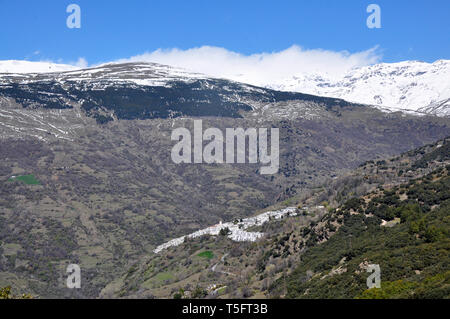 Das malerische Bergdorf Capileira in der Alpujarra Region der Sierra Nevada in Granada, Andalusien, Spanien im Winter. Stockfoto