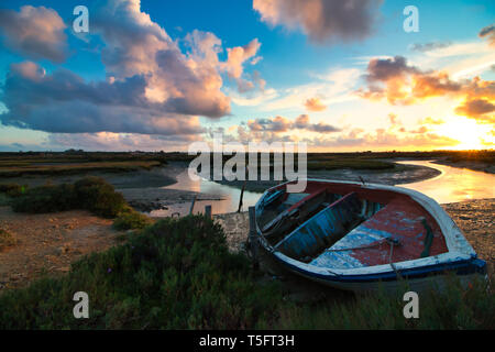 Schönen Sonnenuntergang in den Salzminen von Carboneros, einem idyllischen Naturpark in Chiclana de la Frontera, einer schönen Stadt an der Küste von Cadiz, Spanien Stockfoto