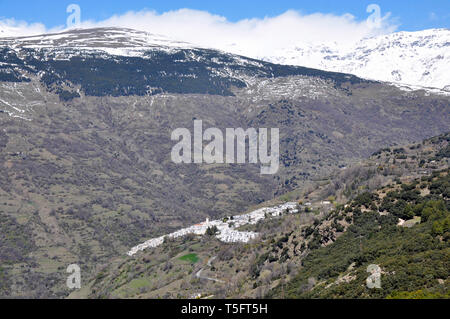 Das malerische Bergdorf Capileira in der Alpujarra Region der Sierra Nevada in Granada, Andalusien, Spanien im Winter. Stockfoto