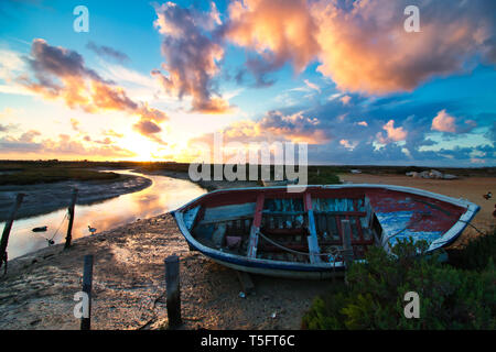 Schönen Sonnenuntergang in den Salzminen von Carboneros, einem idyllischen Naturpark in Chiclana de la Frontera, einer schönen Stadt an der Küste von Cadiz, Spanien Stockfoto