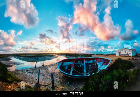 Schönen Sonnenuntergang in den Salzminen von Carboneros, einem idyllischen Naturpark in Chiclana de la Frontera, einer schönen Stadt an der Küste von Cadiz, Spanien Stockfoto