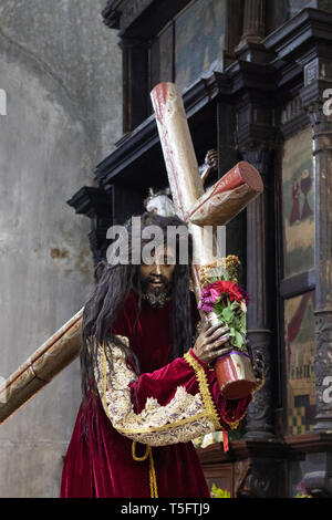 Hölzerne Statue von Jesus, Kreuz, in der Hl. Jakobus der Apostel Kirche, Stadt Santiago Atitlan, Guatemala, Mittelamerika Stockfoto