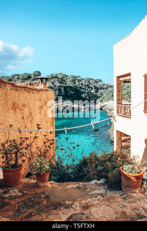 Blick auf die wunderschöne Bucht Cala S'Almunia auf der Balearen Insel Mallorca Mallorca genannt Stockfoto