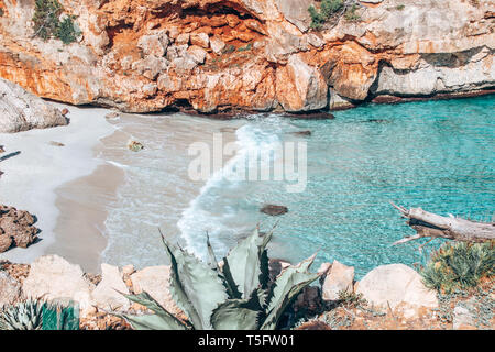 Blick auf den wunderschönen Strand Calo del Moro auf Mallorca Mallorca Insel mit kristallklarem Wasser Stockfoto