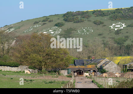 Fovant, Wiltshire, England, UK. April 2019. Regimental Fovant Badges geschnitzt in der Kreide der Fovant Hügel in sw Wiltshire. Die Abzeichen Datum Von WW 1. Stockfoto