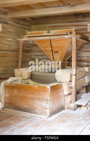 Die traditionelle rumänische echte Wassermühle Innenraum - Schleifen Mais zu Mehl Stockfoto