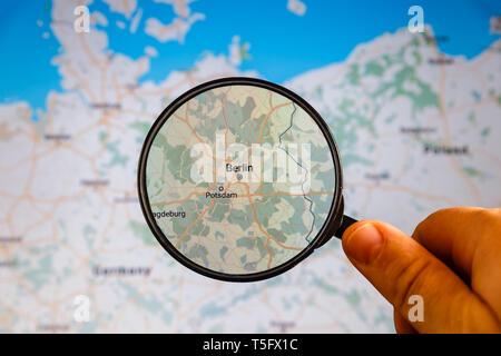 Berlin, Deutschland. Politische Karte. Stadt Visualisierung anschauliches Konzept auf dem Display durch die Lupe in der Hand. Stockfoto