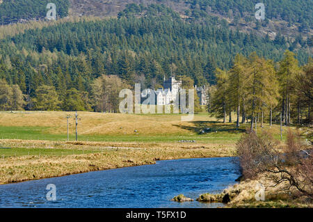 BRAEMAR ABERDEENSHIRE SCOTLAND INVERCAULD Burg und den Fluss Dee IM FRÜHLING Stockfoto