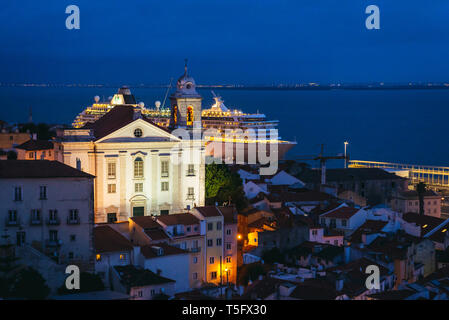 Blick vom Miradouro de Santa Luzia Aussichtspunkt im Stadtzentrum von Lissabon, Portugal mit Igreja de Santo Estevao Kirche Stockfoto