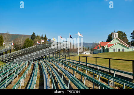 BRAEMAR ABERDEENSHIRE SCOTLAND SITZE UND FLAGGEN VOR DEM DUKE OF ROTHESAY HIGHLAND GAMES PAVILLON Stockfoto