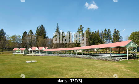 BRAEMAR ABERDEENSHIRE SCOTLAND THE DUKE OF ROTHESAY HIGHLAND GAMES PAVILLON ROSA UND GRÜN BEDECKT STEHT Stockfoto