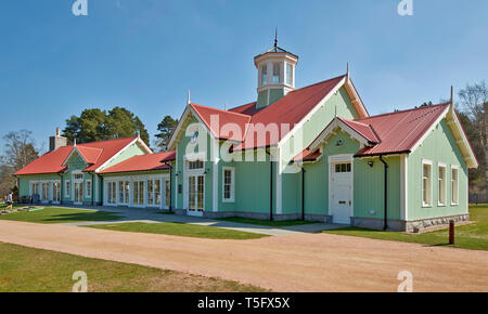 BRAEMAR ABERDEENSHIRE SCOTLAND THE DUKE OF ROTHESAY HIGHLAND GAMES PAVILION RESTAURANT EINGANG GANZ LINKS Stockfoto