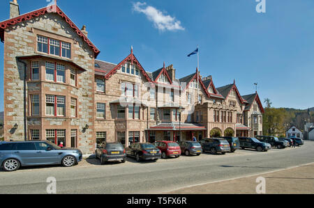 BRAEMAR ABERDEENSHIRE SCHOTTLAND DIE FIFE ARMS HOTEL UND geparkte Autos Stockfoto