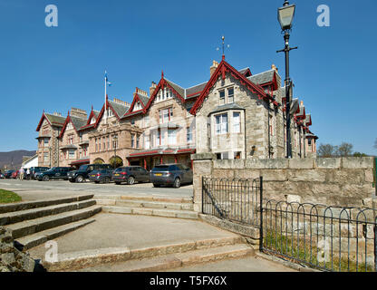 BRAEMAR ABERDEENSHIRE SCHOTTLAND DIE FIFE ARMS HOTEL VON SCHRITTE MIT BLICK AUF DEN LOVE POETRY FLUSS Stockfoto