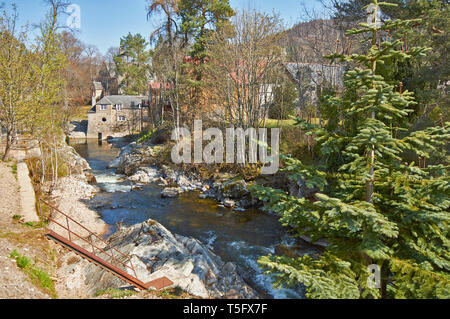 BRAEMAR ABERDEENSHIRE SCHOTTLAND DEN GARTEN VON FIFE ARMS HOTEL UND METALL SCHRITTE MIT BLICK AUF DEN LOVE POETRY FLUSS Stockfoto