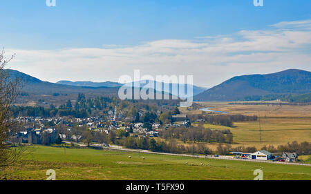 BRAEMAR ABERDEENSHIRE SCHOTTLAND DER STADT MIT BLICK AUF DEN SCHNEE auf die Cairngorm Mountains Stockfoto