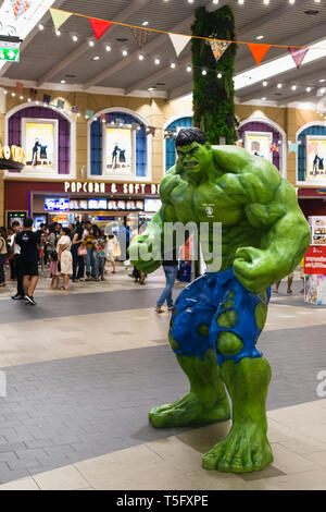 Bangkok, Thailand - 24.April 2019: Avengers 4 Endgame Charakter Modell Hulk vor dem Theater mit Menschen Schlange Tickets im Kino zu se zu kaufen Stockfoto