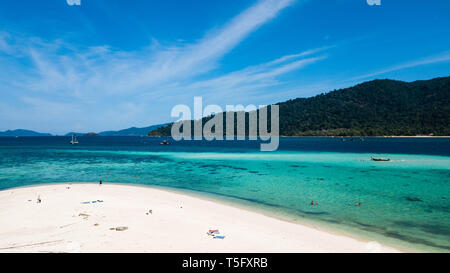 Kristallklares Wasser und weißer Strand in Koh Lipe in Satun, Thailand Stockfoto