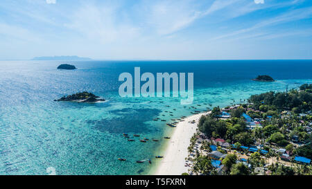 Koh Lipe, tropischen Strand in Thailand. Sunrise Beach am Morgen Luftaufnahme Stockfoto