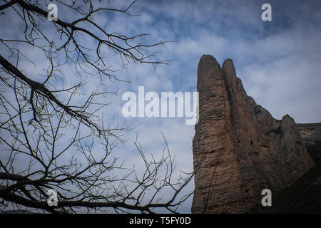 RIGLOS, SPANIEN - 29. Januar: Ein Blick auf die riesigen riglos Berge, Aragon, Riglos, Spanien am 29. Januar 2016 in Riglos, Spanien. Stockfoto