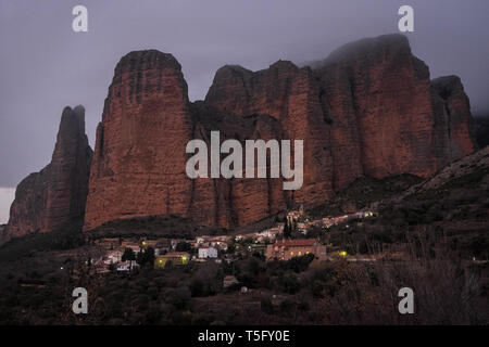 RIGLOS, SPANIEN - 29. Januar: Ein Blick auf die riesigen riglos Berge hinter dem kleinen Dorf, Aragon, Riglos, Spanien am 29. Januar 2016 in Riglos, Spanien. Stockfoto