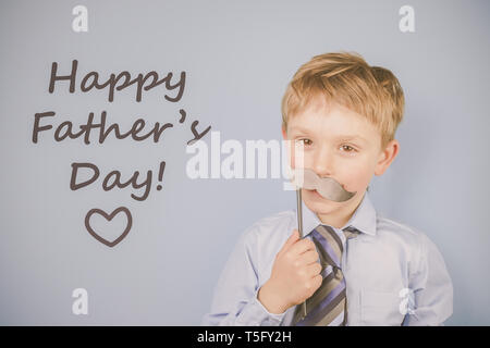 Vatertag Konzept - Junge trägt formalen Hemd und Krawatte nur blauer Hintergrund Stockfoto