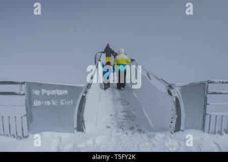 LA MONGIE, Frankreich - 19. März: vier Personen in der ponton dans le ciel des Pic du Midi Informationsstelle rund um mit Schnee, Royal, La Mongie, Frankreich Stockfoto