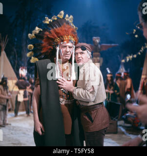 Joachim Fuchsberger und Kollege in Verkleidung 5/6 einer Fernsehshow, Deutschland 1970er. Joachim Fuchsberger und ein Kollege in der Verkleidung während einer TV-Show, Deutschland 1970 s Stockfoto