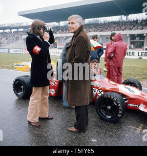 Joachim Fuchsberger und sein Sohn Thomas am Hockenheimring, Deutschland 1970er. Joachim Fuchsberger und sein Sohn Thomas am Hockenheimring, Deutschland 1970 s Stockfoto