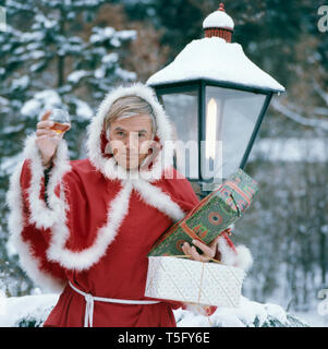 Joachim Fuchsberger in einem Weihnachtsmannkostüm Ca. 1970. Joachim Fuchsberger in einem Santa Claus kostüm Ca. 1970 Stockfoto