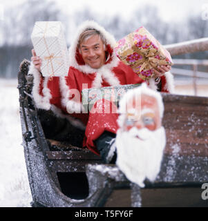 Joachim Fuchsberger in einem Weihnachtsmannkostüm Ca. 1970. Joachim Fuchsberger in einem Santa Claus kostüm Ca. 1970 Stockfoto