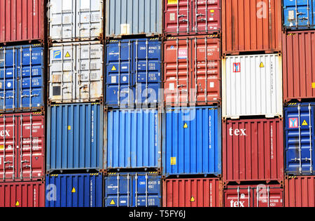 Fracht Container an den Southampton Docks UK, April 2019 Stockfoto