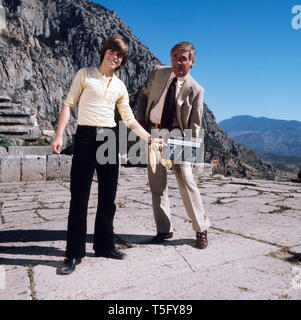 Joachim Fuchsberger und sein Sohn Thomas halten die Klappe für Spanien in die Kamera, Spanien 1970 äh, Joachim Fuchsberger und sein Sohn Thomas, Griechenland 1970 s Stockfoto