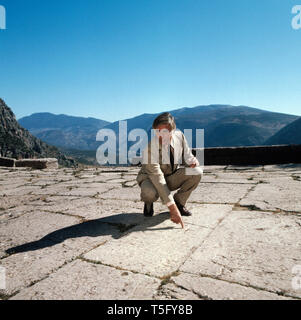 Joachim Fuchsberger kniet, Spanien 1970er. Joachim Fuchsberger Knie, Griechenland 1970 s Stockfoto