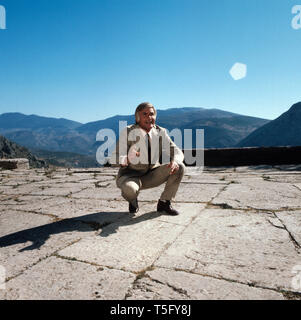 Joachim Fuchsberger kniet, Spanien 1970er. Joachim Fuchsberger Knie, Griechenland 1970 s Stockfoto